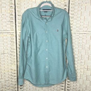 Light mint green color Ralph Lauren Men’s 100% cotton bottom down. Medium Slim.